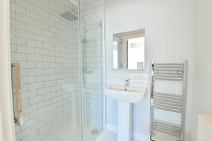 Ensuite shower room - click for photo gallery